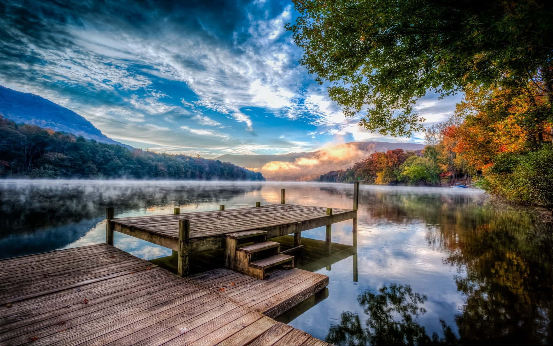 En dock på en sø med tåge og træer Wallpaper