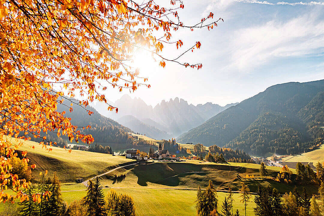 Berglandschaftmit Wunderschönem Herbsthintergrund Für Den Desktop Wallpaper