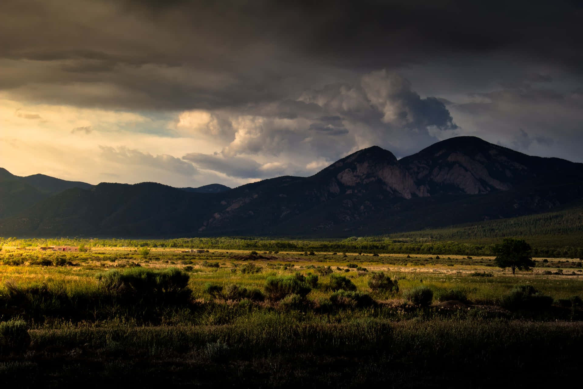 Montañassobre El Pueblo De Taos. Fondo de pantalla