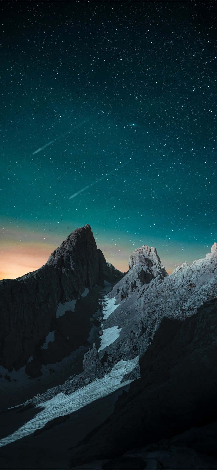 Bjerge Med Skydende Stjerner I Aftenskyen Wallpaper