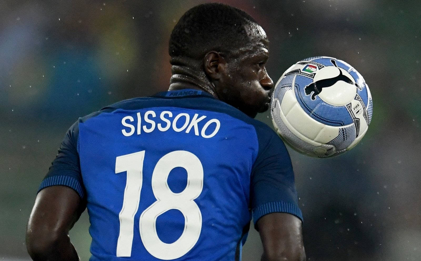 Moussasissoko Con Il Pallone Sulla Spalla Sfondo