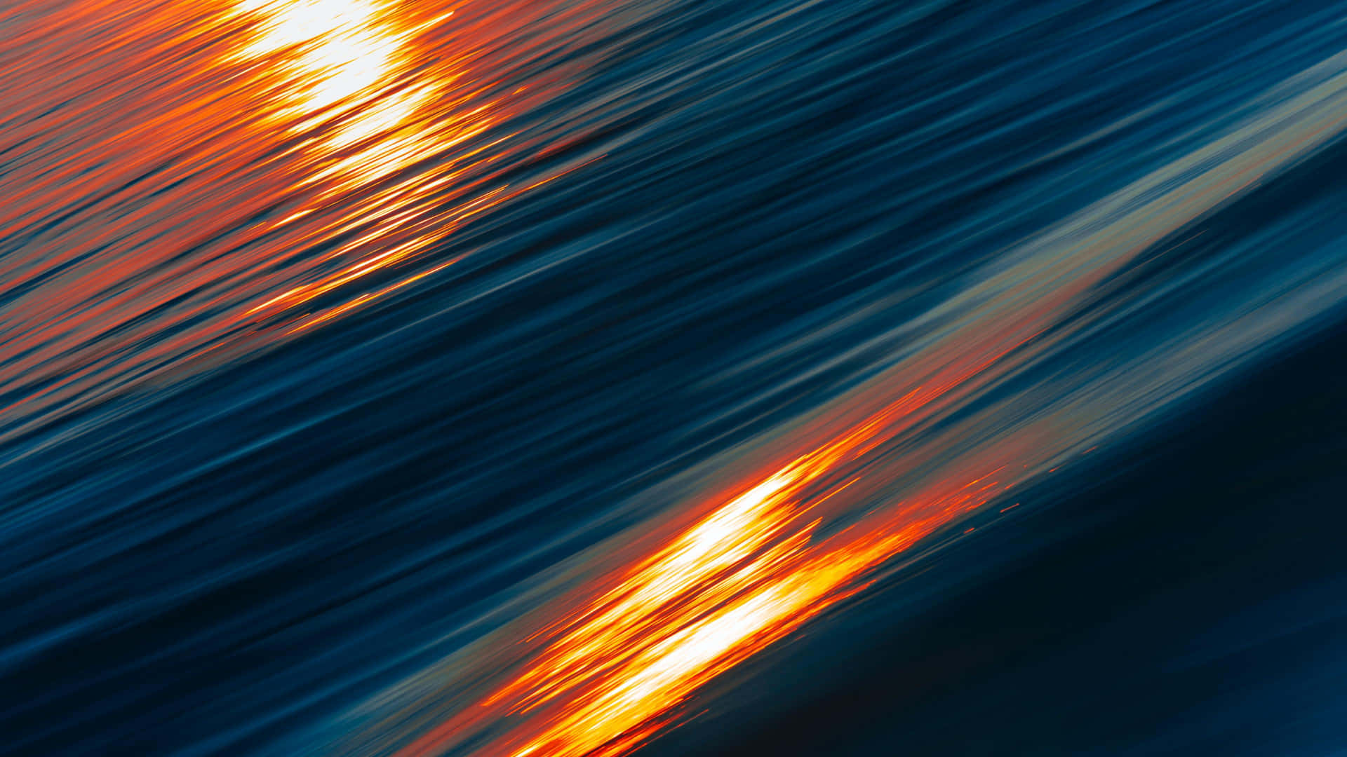 Einblauer Und Orangefarbener Sonnenuntergang. Wallpaper