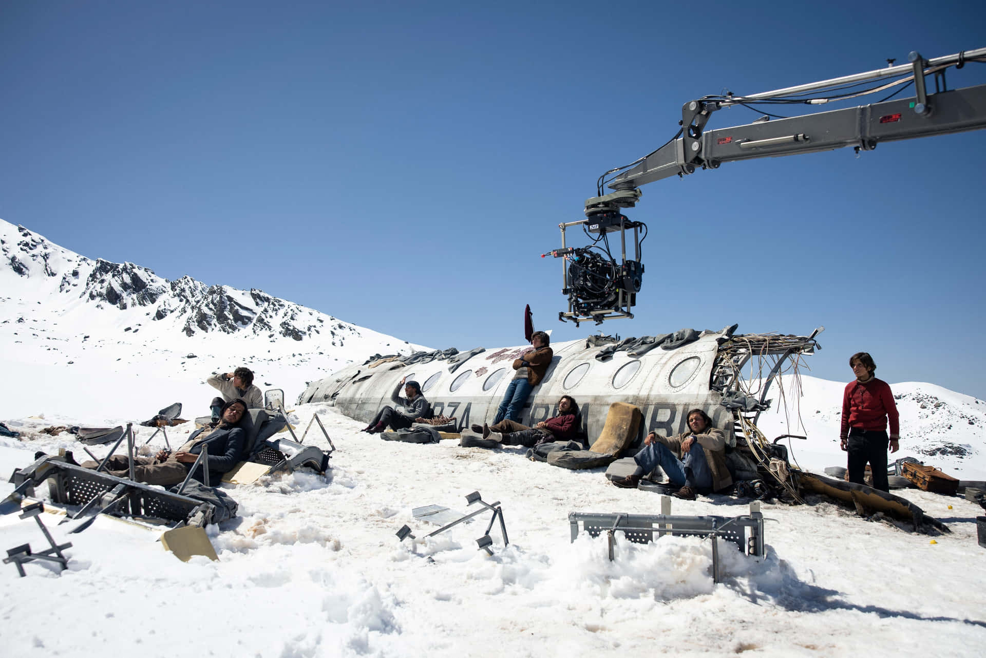 Scène De Crash D'avion Enneigé Sur Un Tournage De Film Fond d'écran