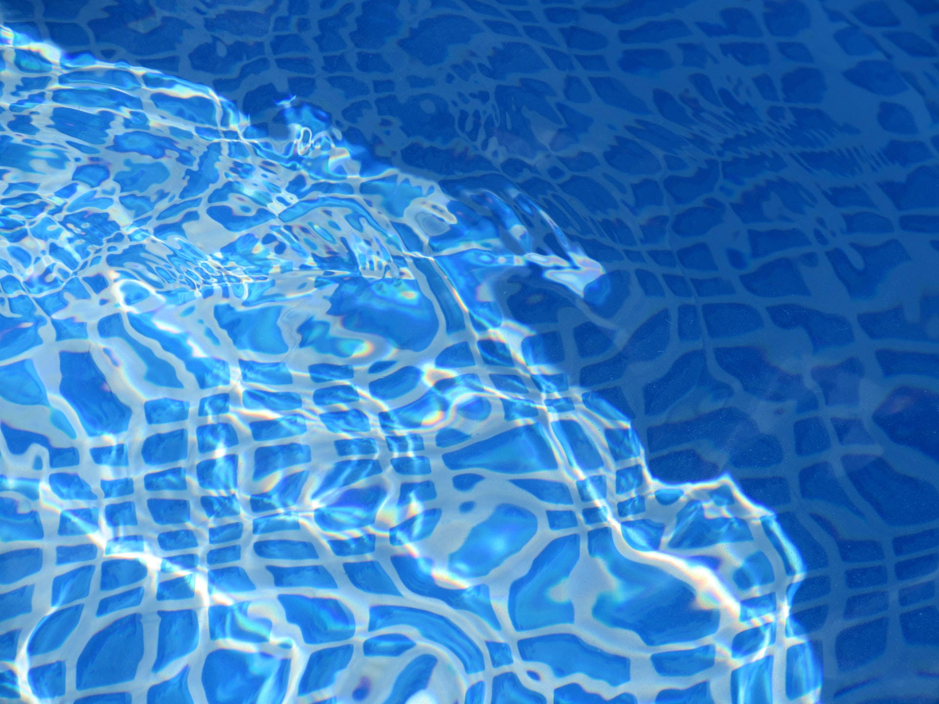 Bewegteswasser In Einem Pool Wallpaper