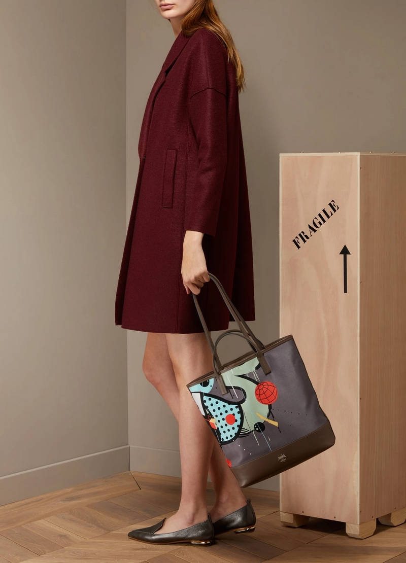 Download Natalia Vodianova holding a luxurious Moynat bag Wallpaper