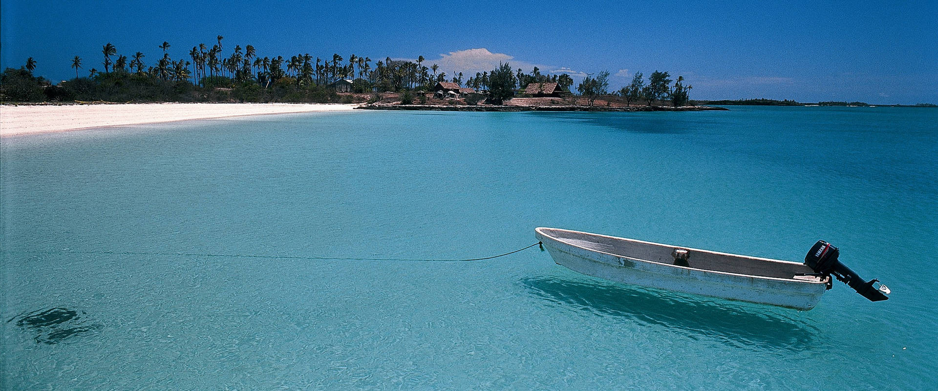 Aguascristalinas De La Playa De Mozambique. Fondo de pantalla