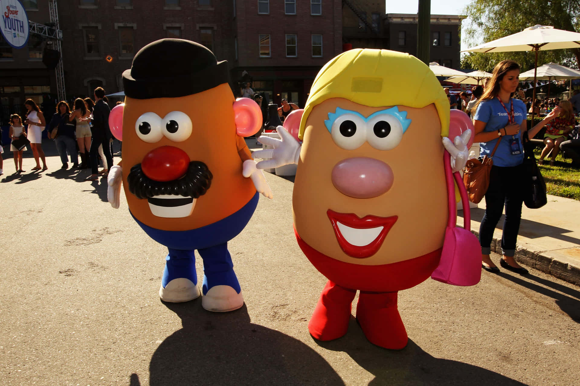 Tvåpersoner Utklädda Till Mr Potato Och Mr Potato
