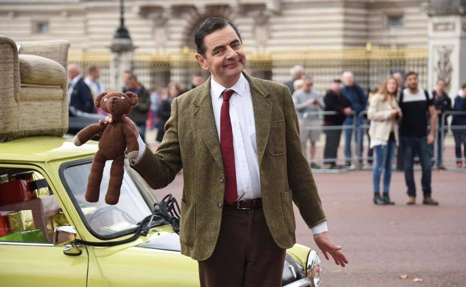 Mrbean Fa Una Faccia Buffa Mentre Guida La Sua Classica Mini Cooper.