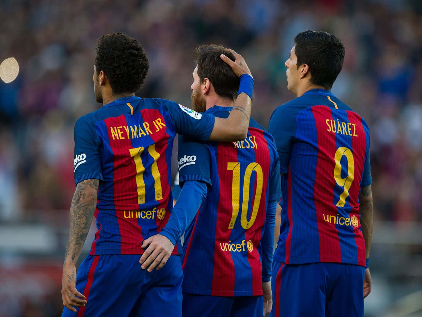 MSN Trio Med Neymar Karering Messi Over Skulderen Wallpaper