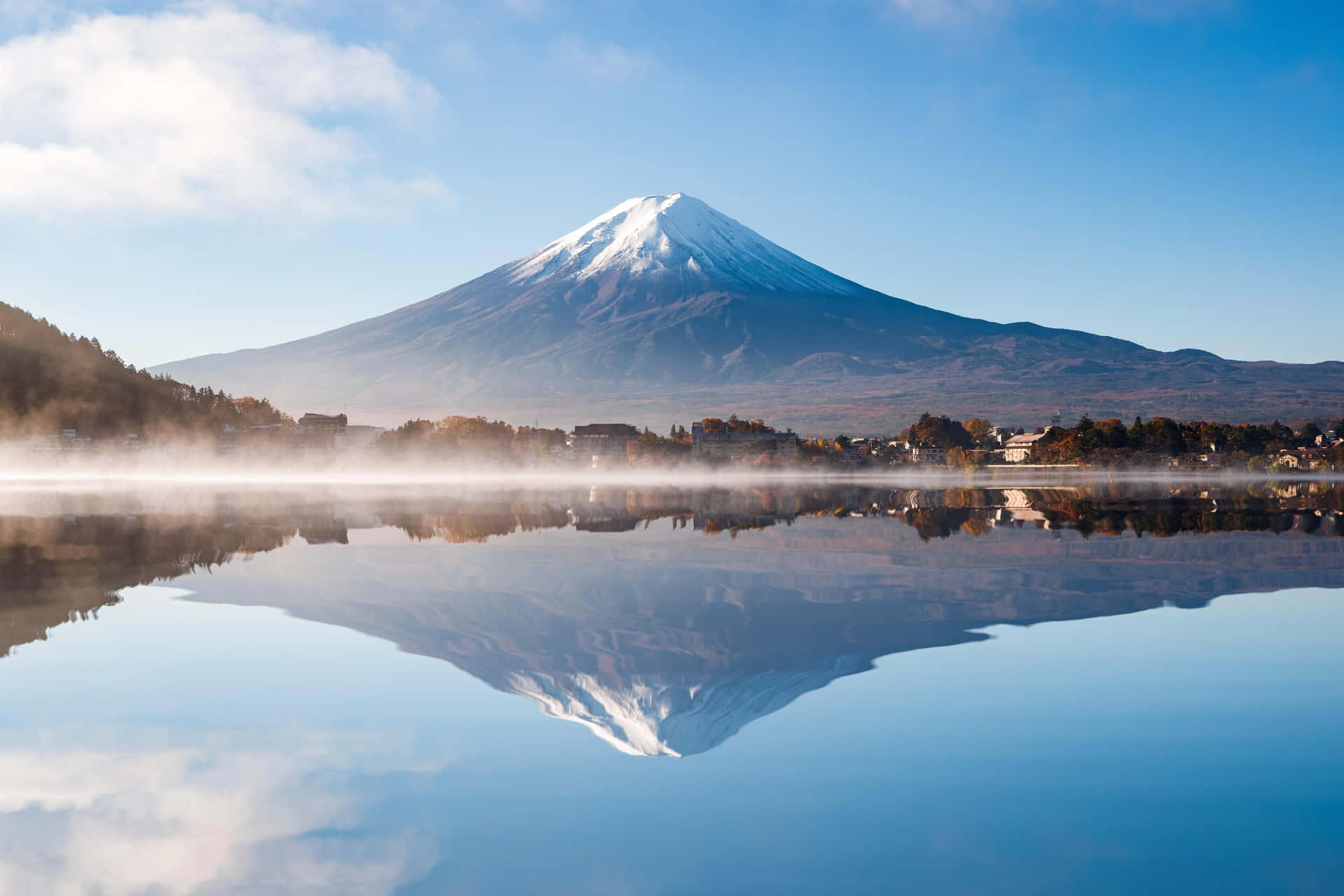 Majestätiskutsikt Över Berget Fuji Speglas I Det Kristallklara Vattnet I Sjön Kawaguchi.