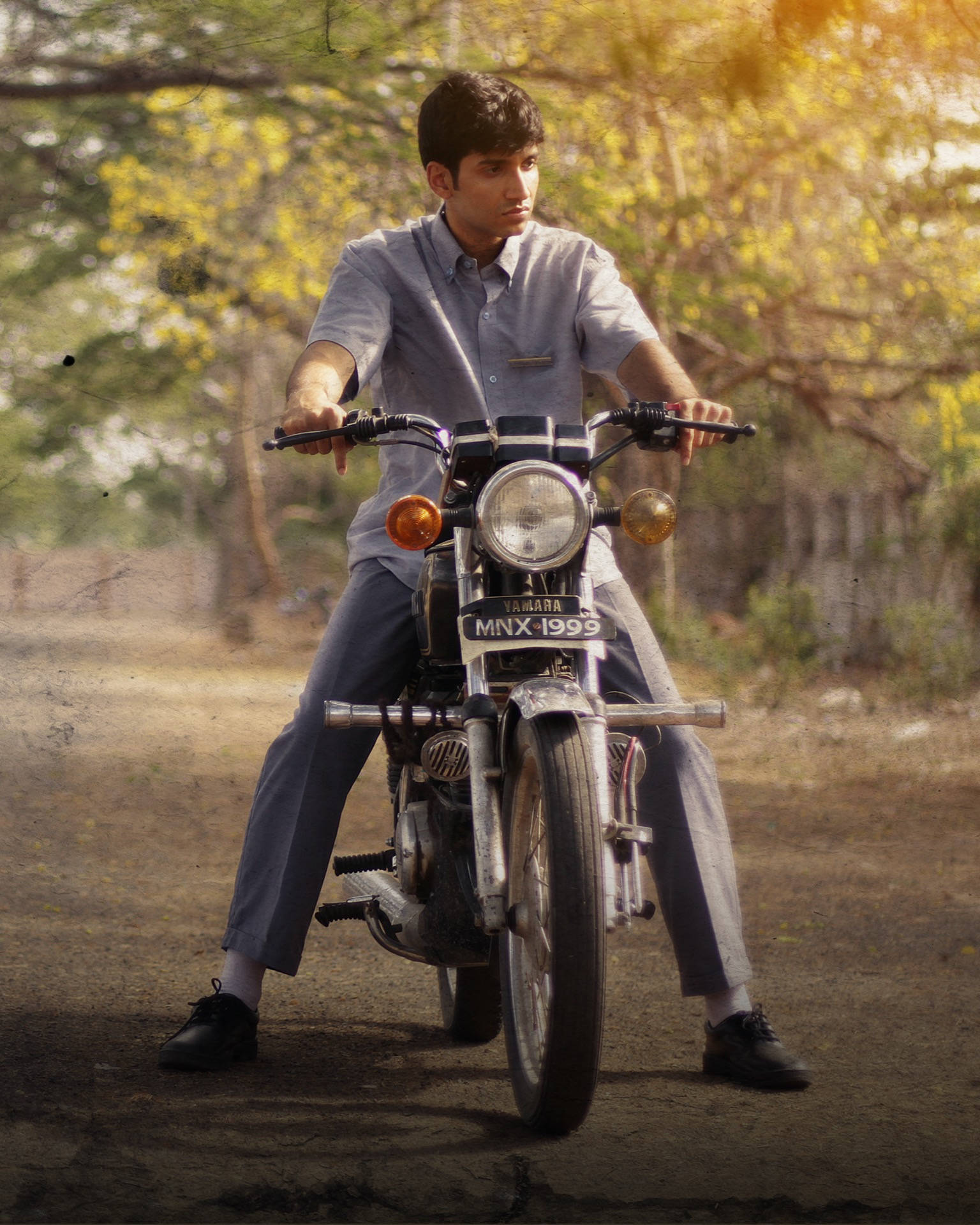 Mudhalnee Mudivum Nee Vinoth En Una Motocicleta Fondo de pantalla