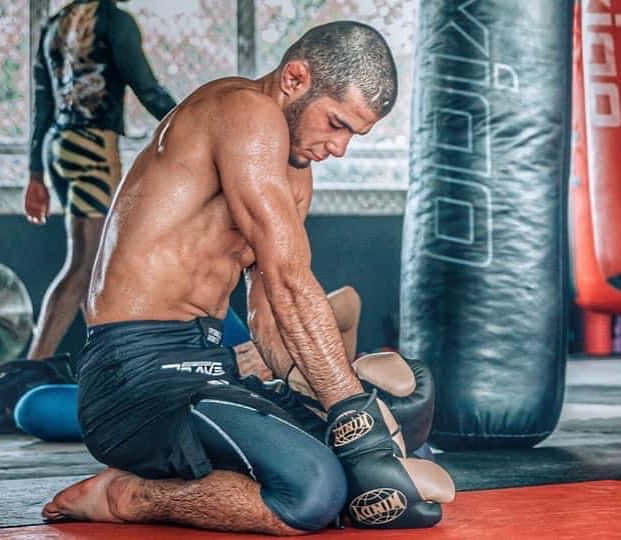 Muhammad Mokaev Resting Fists Wallpaper