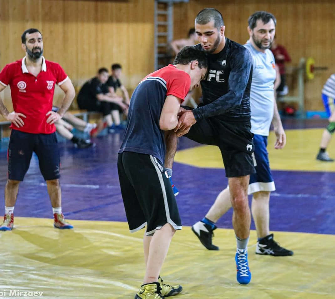 Muhammad Mokaev underviser begynder MMA-underkastelser Wallpaper