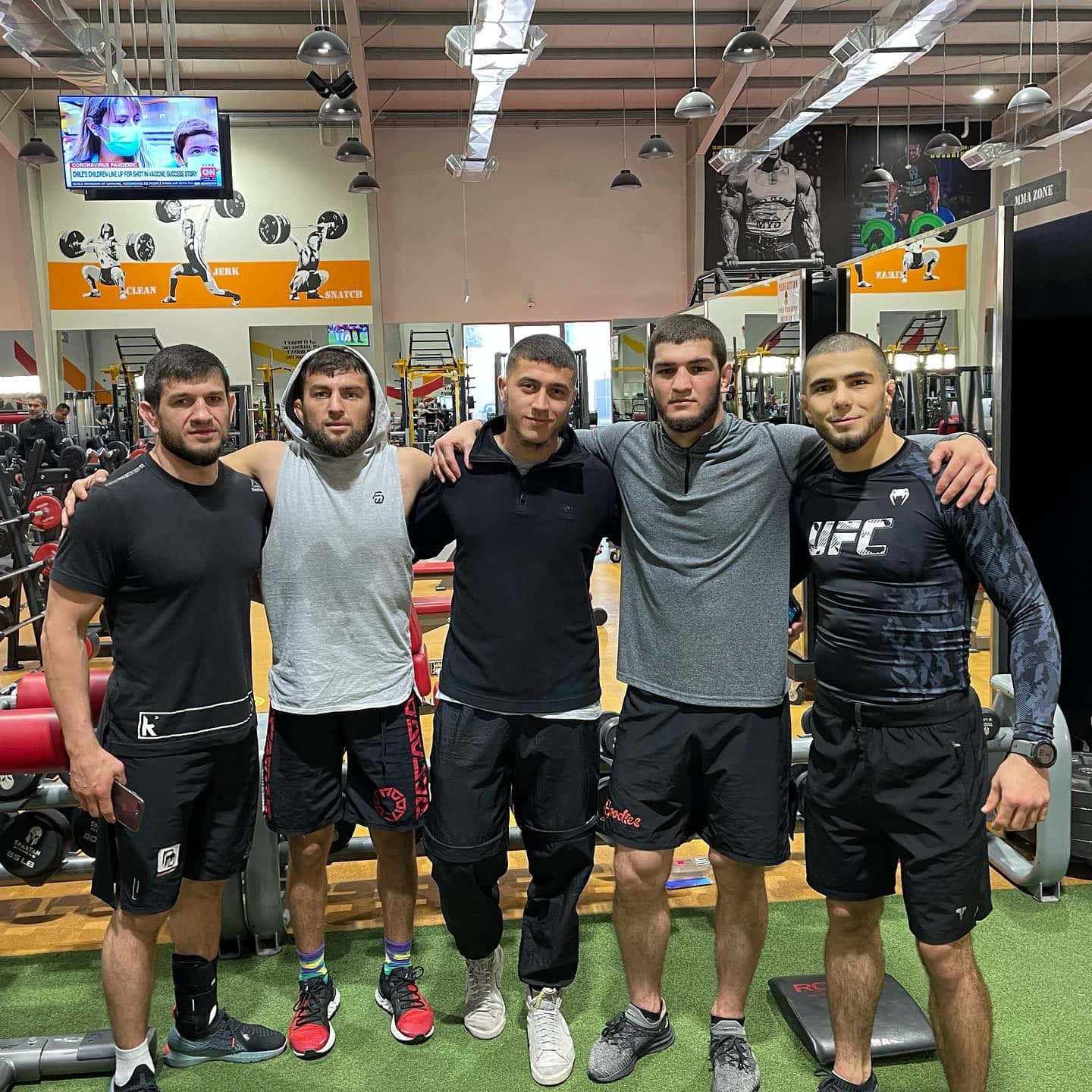 Muhammadmokaev Con Los Luchadores De Gimnasio. Fondo de pantalla