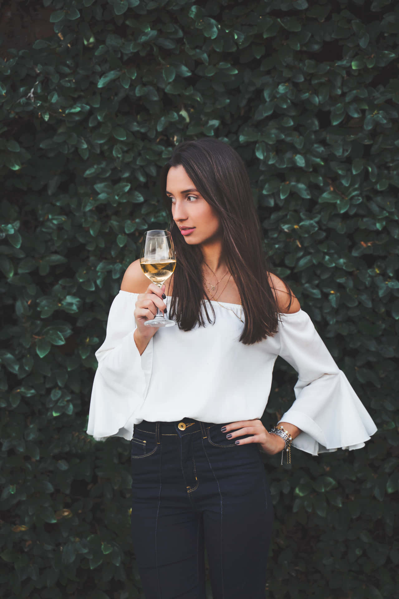 Mujer Soltera Holding Glass Of Wine Wallpaper