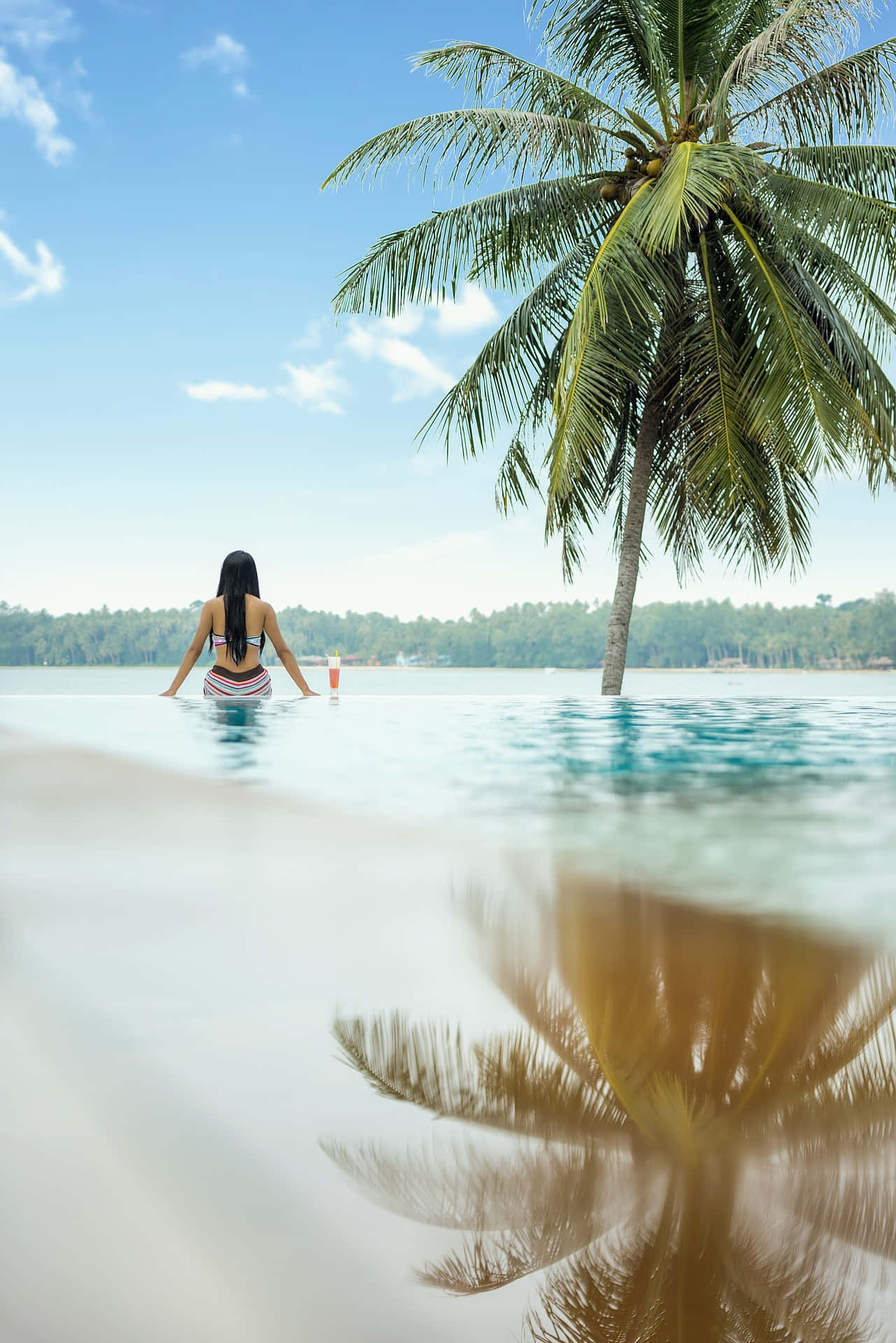 Mujer Soltera In Infinity Pool Wallpaper