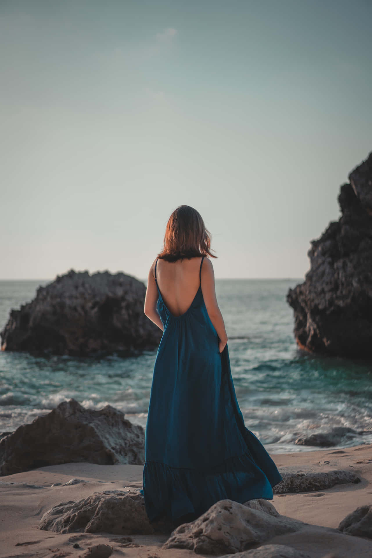 Mujerelegante Con Un Vestido Azul Marino Chic. Fondo de pantalla