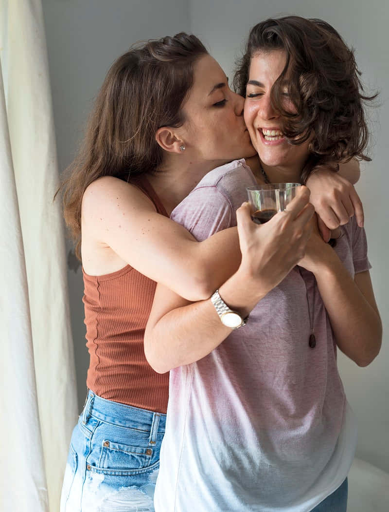 Mujeres Lesbianas Back Hug Wallpaper