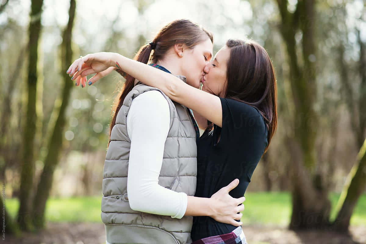 Mujereslesbianas Abrazándose Y Besándose Fondo de pantalla