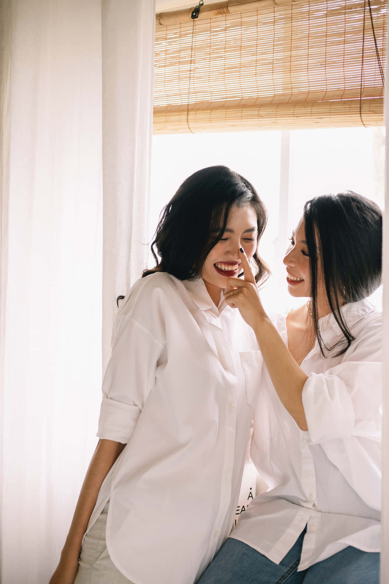 Mujeres Lesbianas Touching Partner's Nose Wallpaper