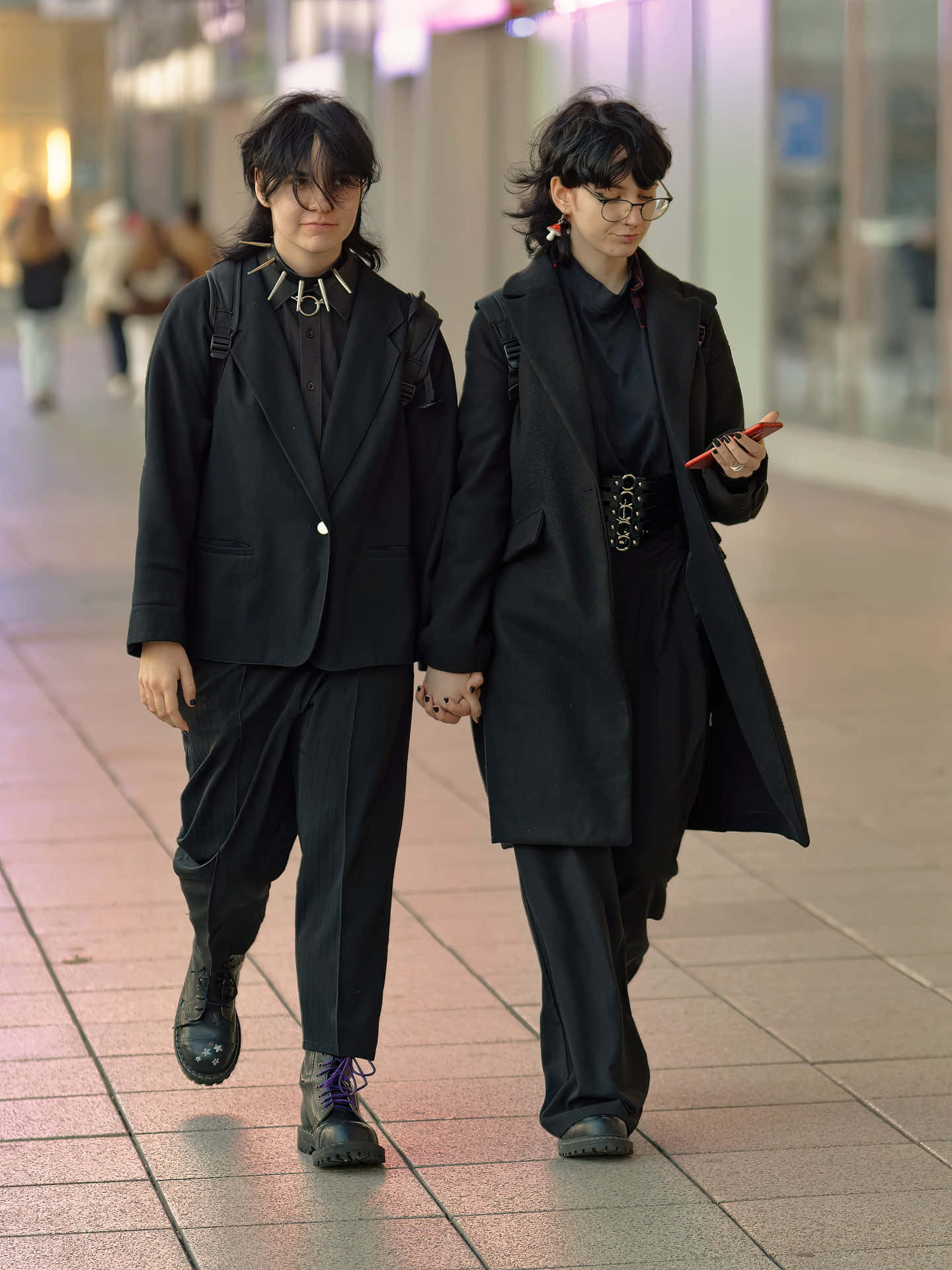 Mujeres Lesbianas Wearing Black Attire Wallpaper