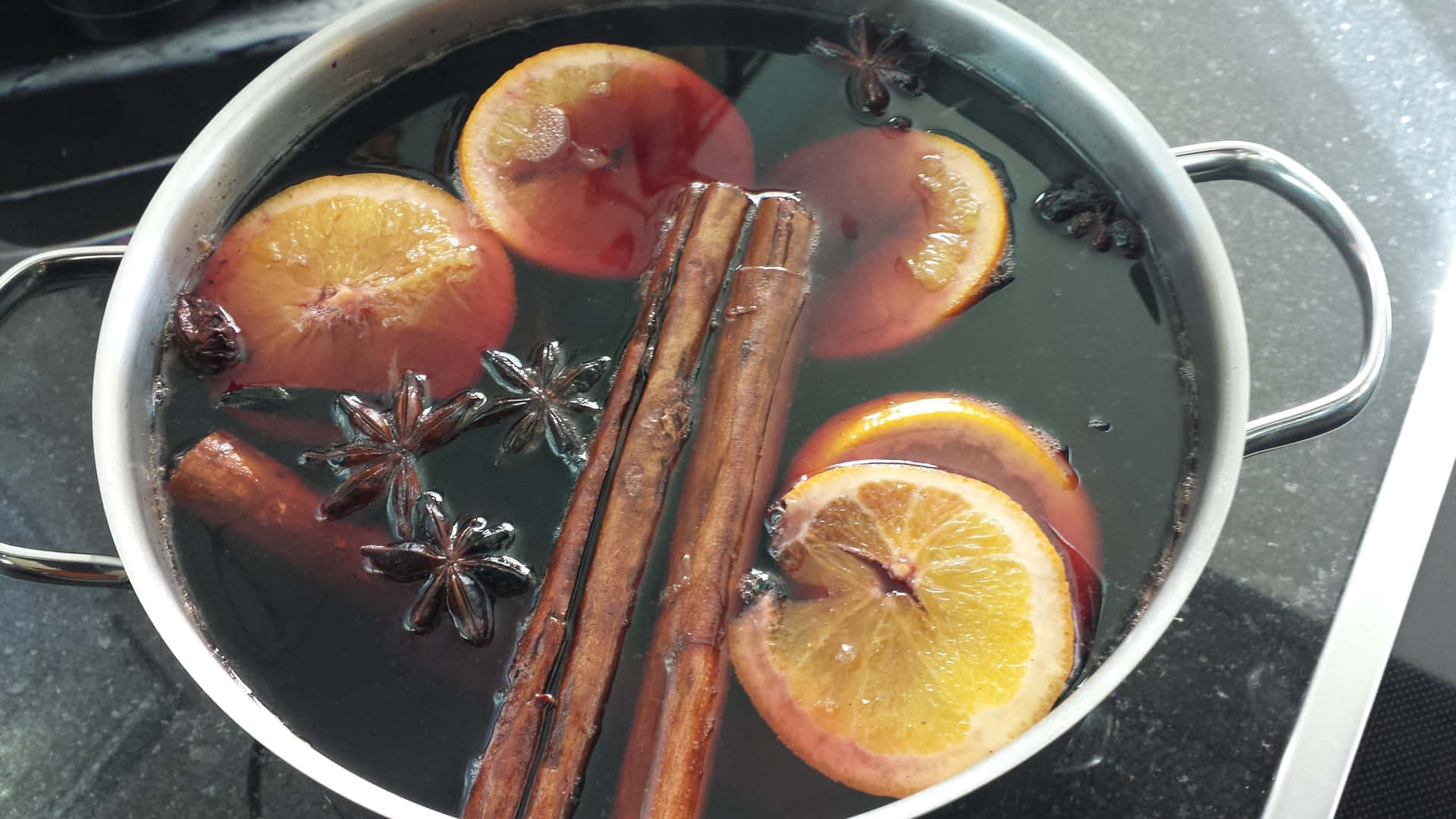 Aromatic and heartwarming mulled wine with spices Wallpaper