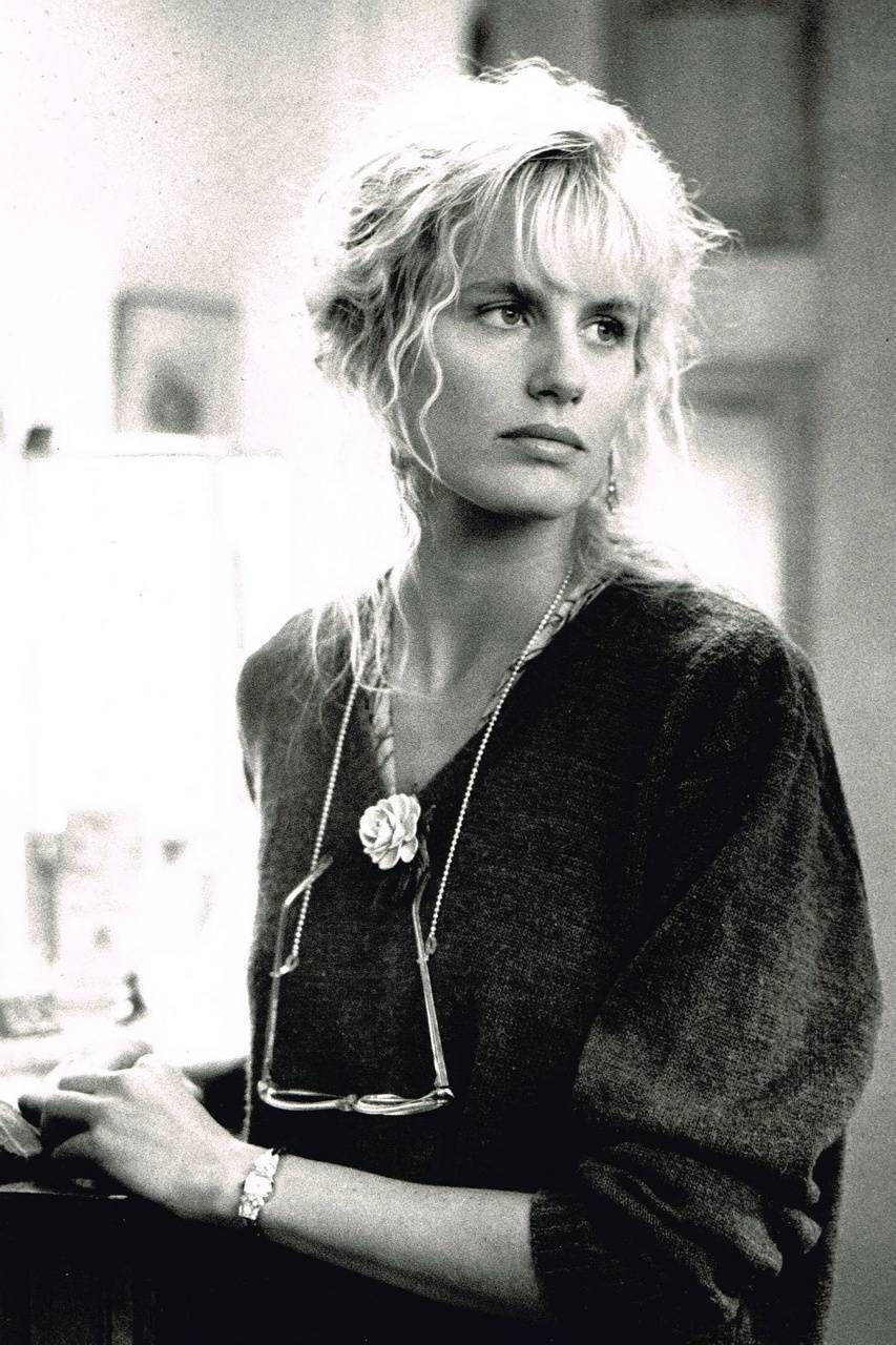 Multiprisbelönta Stjärnan Daryl Hannah. (note: This Sentence Is Not Specific To Computer Or Mobile Wallpaper. If You Can Provide More Context, I Can Tailor The Translation Accordingly) Wallpaper