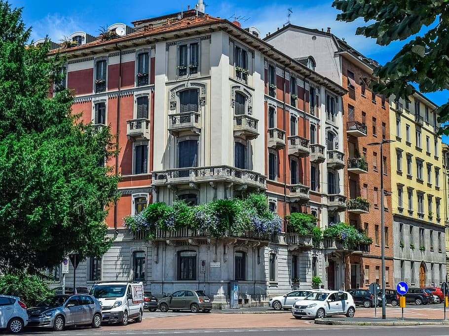 Multifärgade Byggnader I Milano. Wallpaper