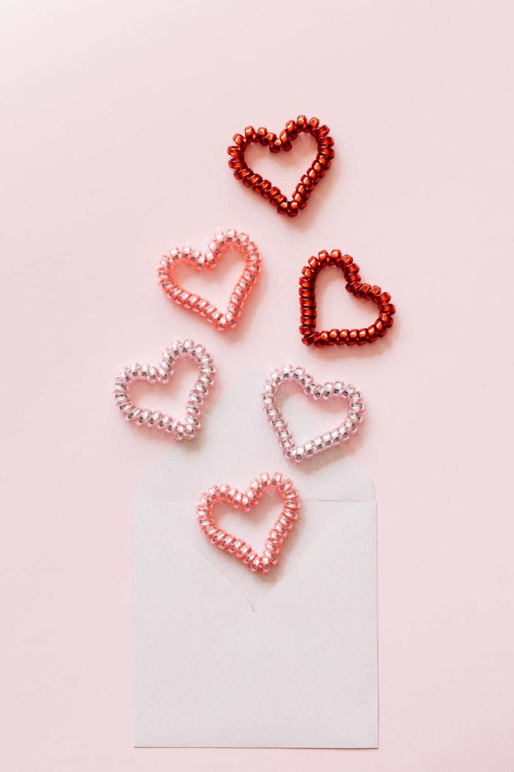 Laçosde Corações Em Formato De Coração Multicolorido E Fofo Para O Dia Dos Namorados. Papel de Parede