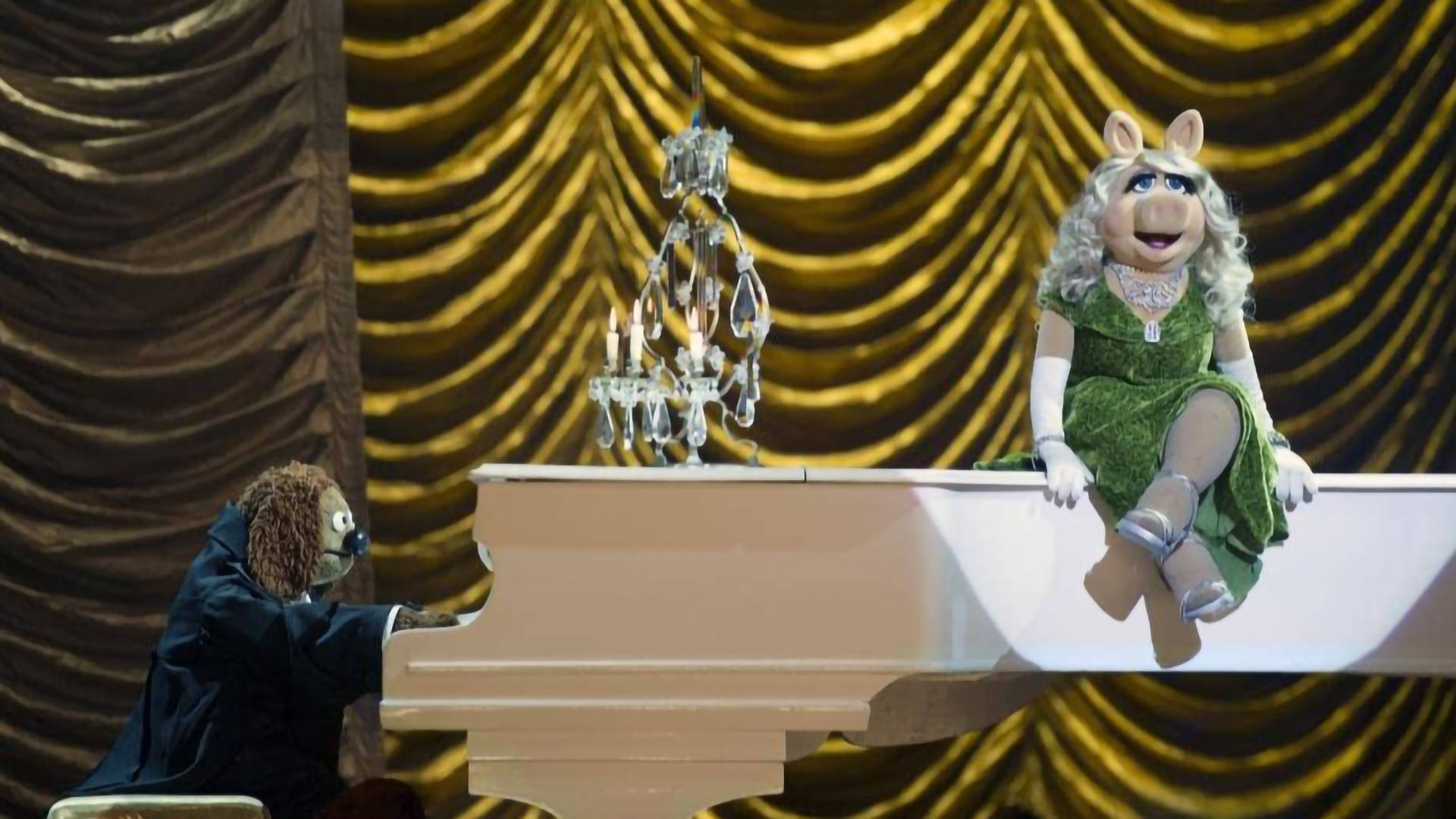 Muppets Most Wanted Miss Piggy On Piano