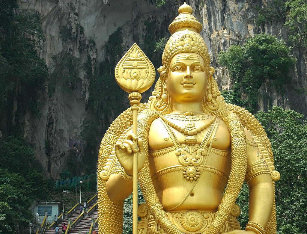 Umaestátua Dourada Do Senhor Shiva Em Frente A Uma Montanha
