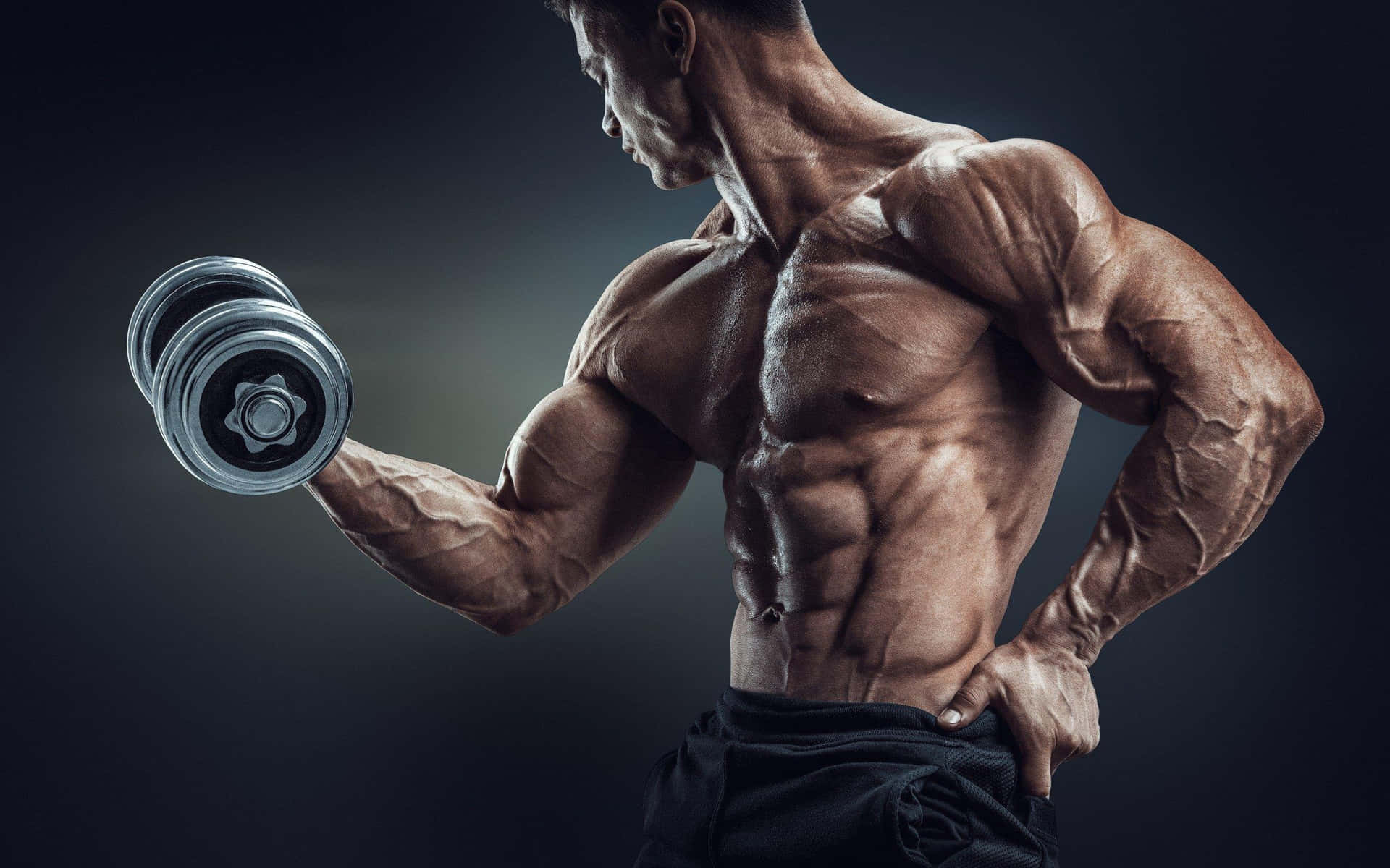 Spierkrachtige Man Voert Bicep Curl Uit Met Dumbbell Achtergrond