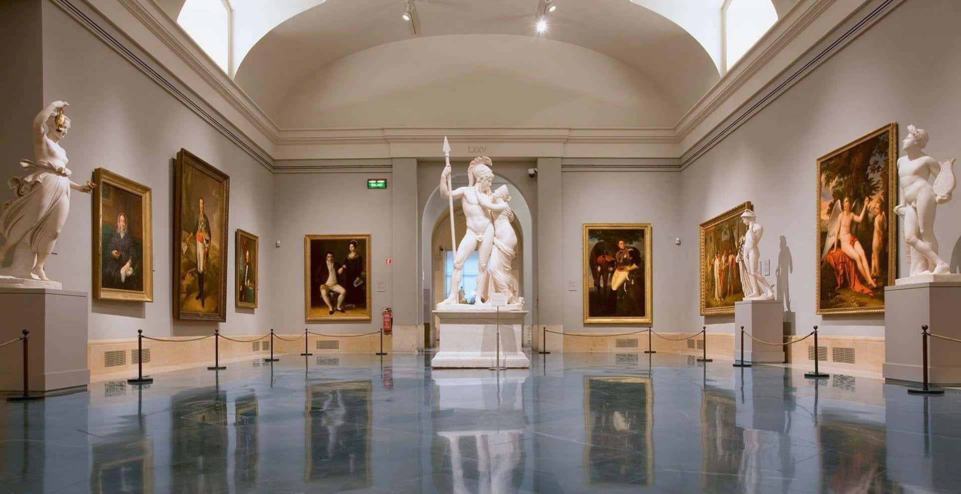 Einmuseum Mit Statuen Und Gemälden An Den Wänden.