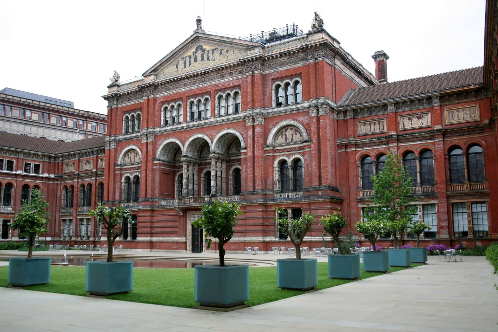 A view of a modern museum building Wallpaper