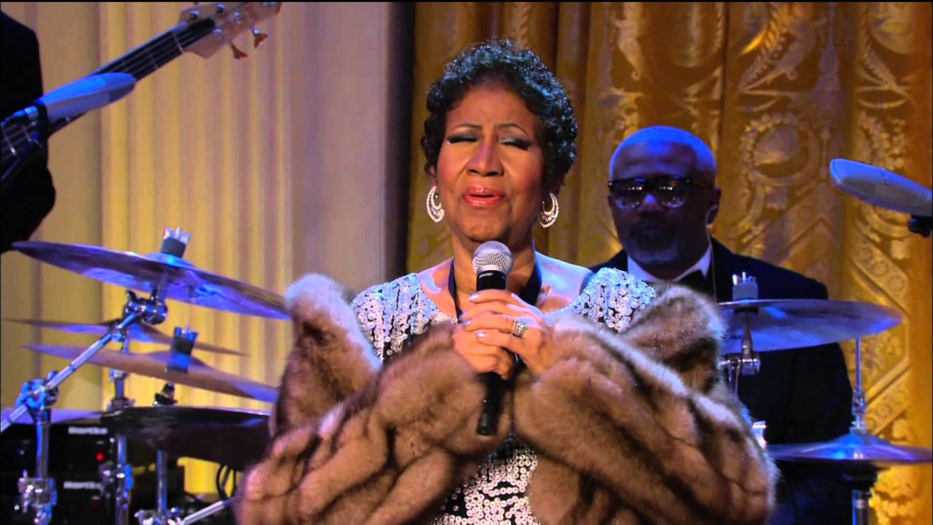 Music Legend Aretha Franklin Singing Wallpaper