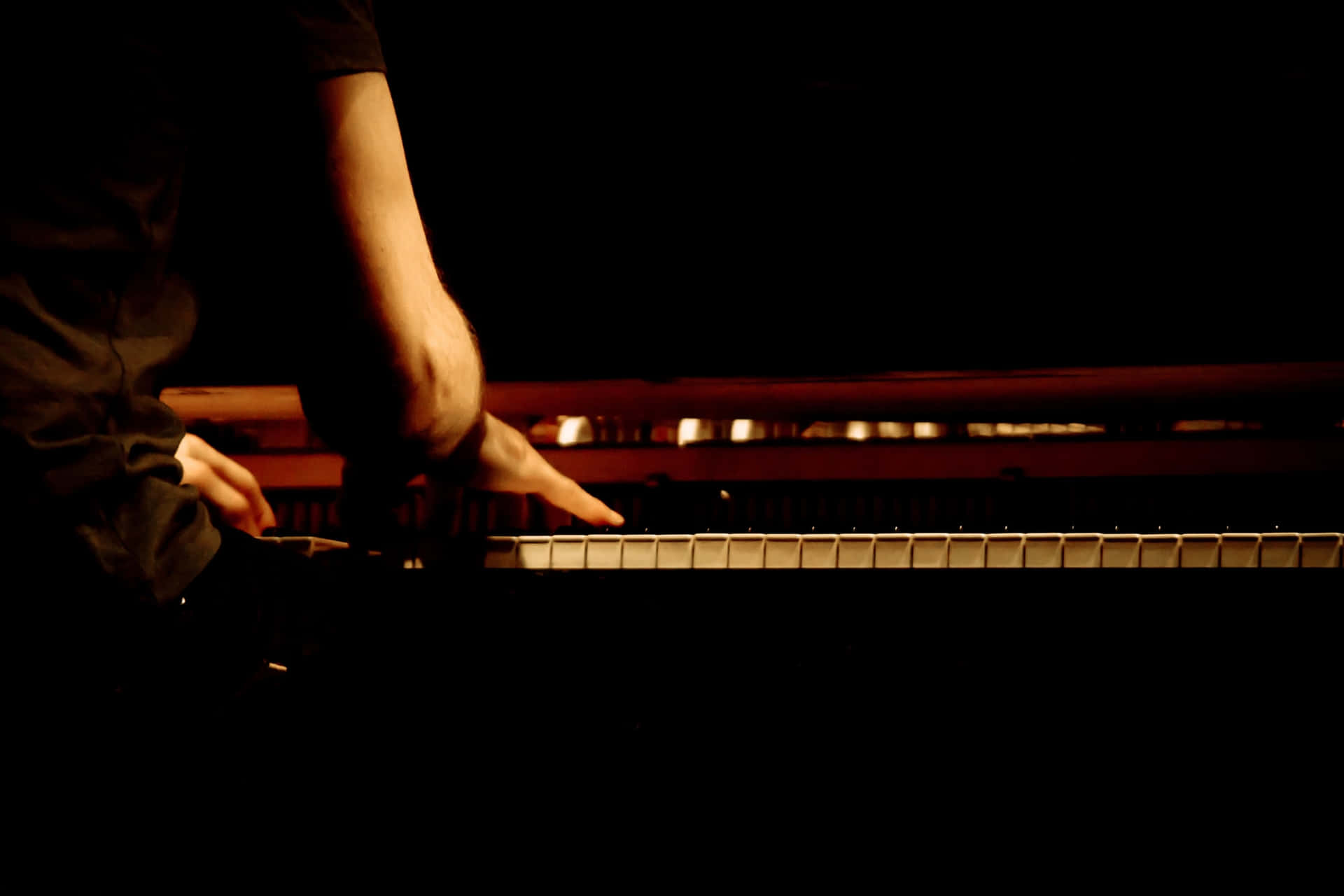 Et billede af en musiker, der spiller klaver