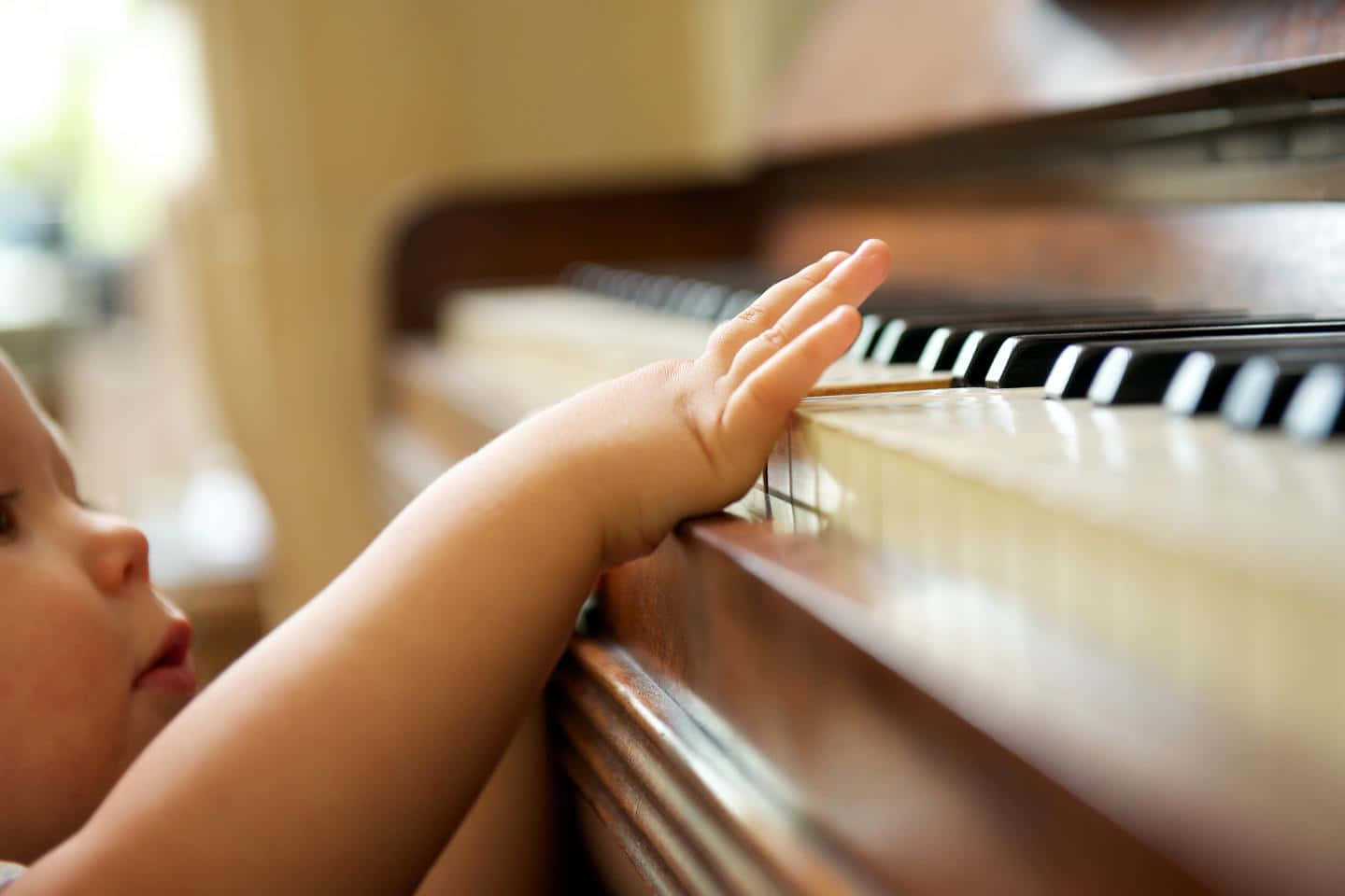 Einbaby Spielt Klavier Mit Seiner Hand.