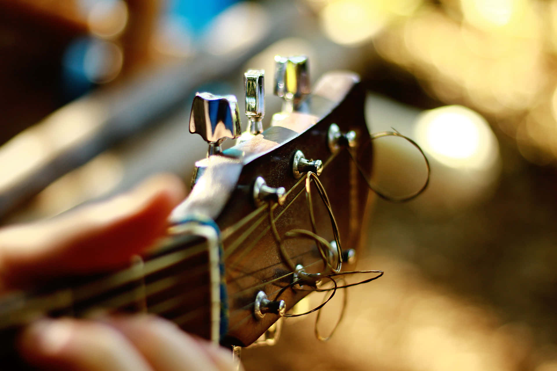 Personsom Spelar Musikinstrumentet Akustisk Gitarr Bild.