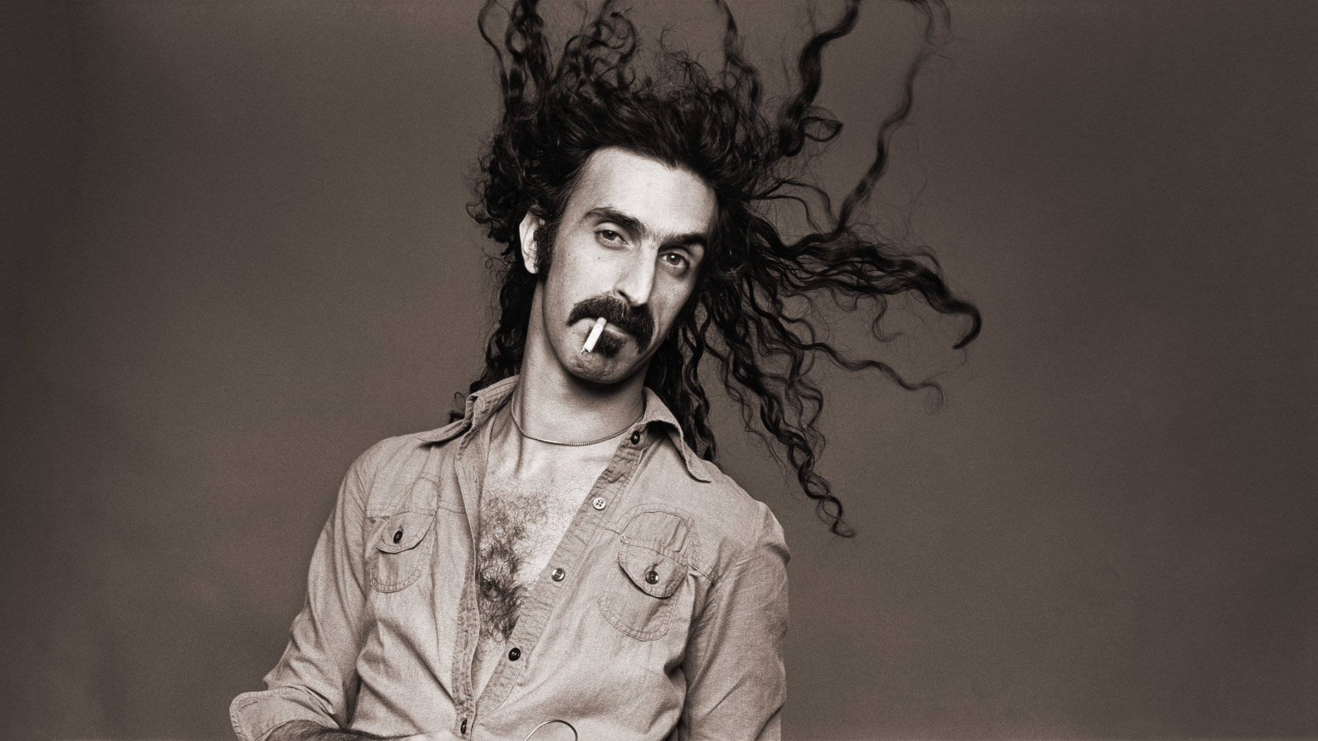 Musiker Frank Zappa udsmykker denne tapet. Wallpaper