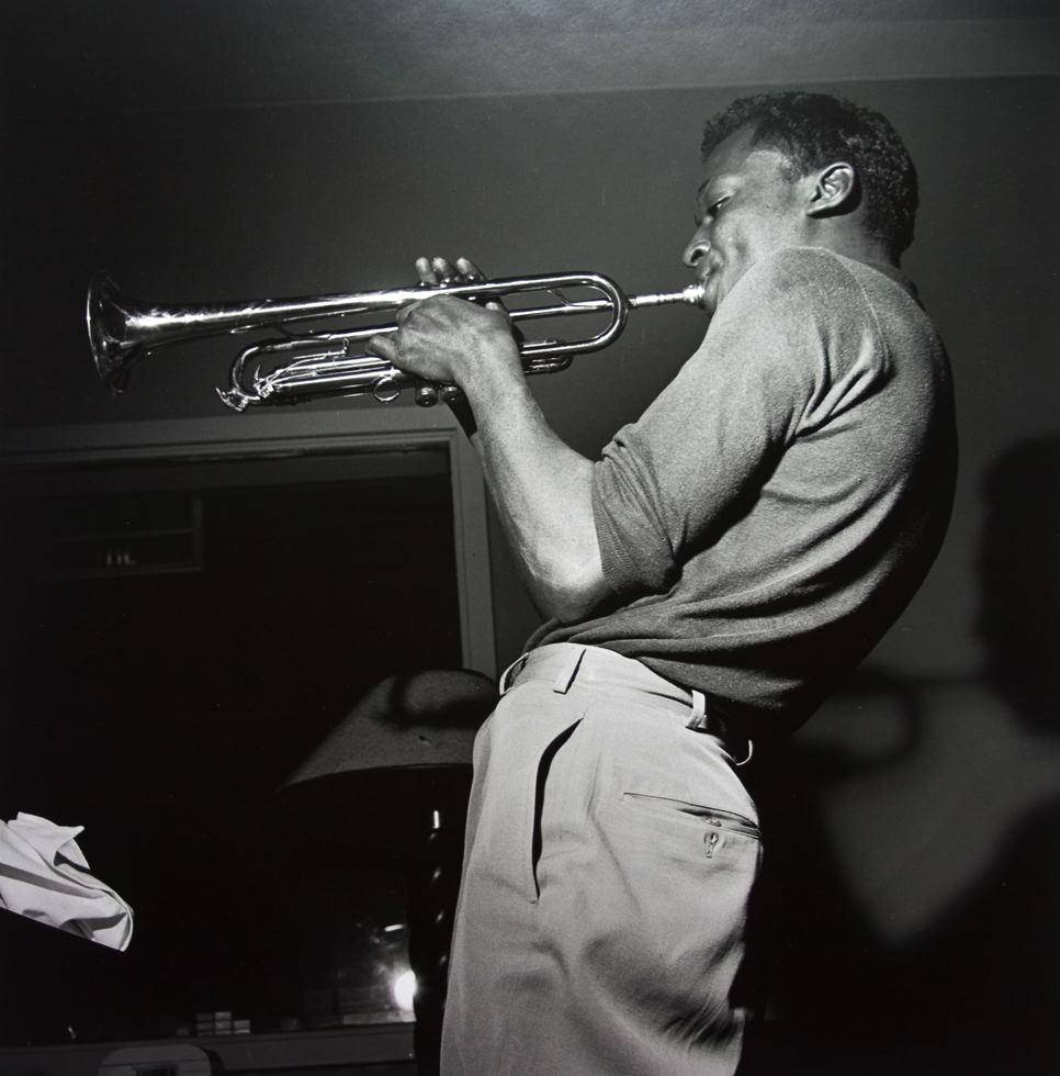 Musikeren Miles Davis optræder på jazz blomster tapeter. Wallpaper