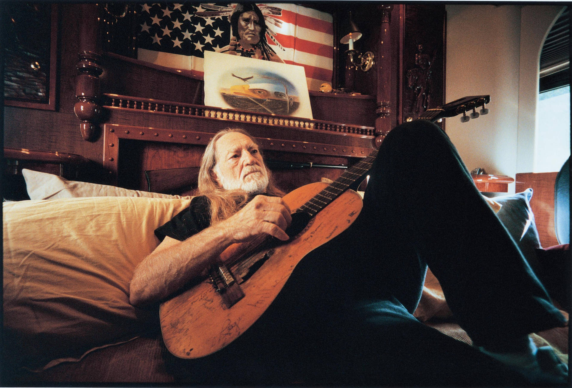 Musiker Willie Nelson Guitar Composing Wallpaper Wallpaper