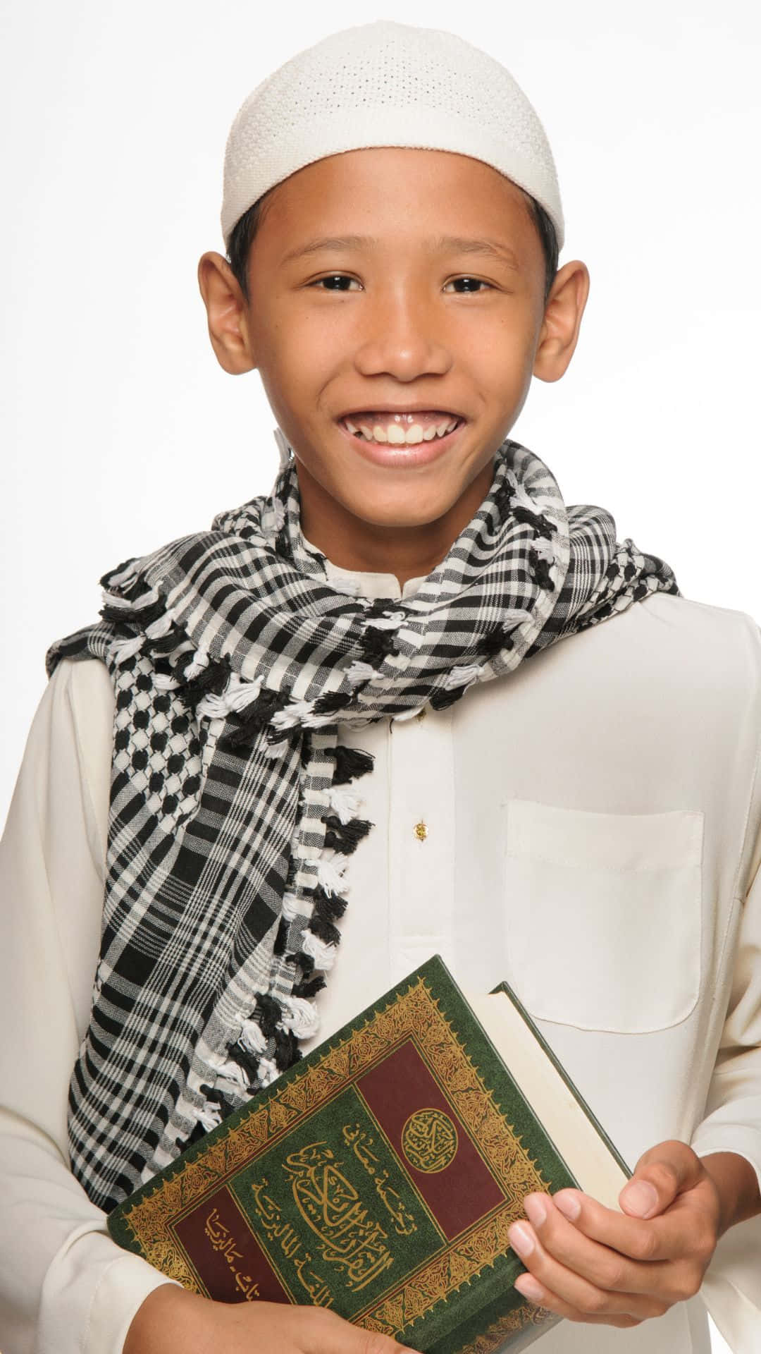 Niñomusulmán Sosteniendo Un Libro Del Corán Fondo de pantalla