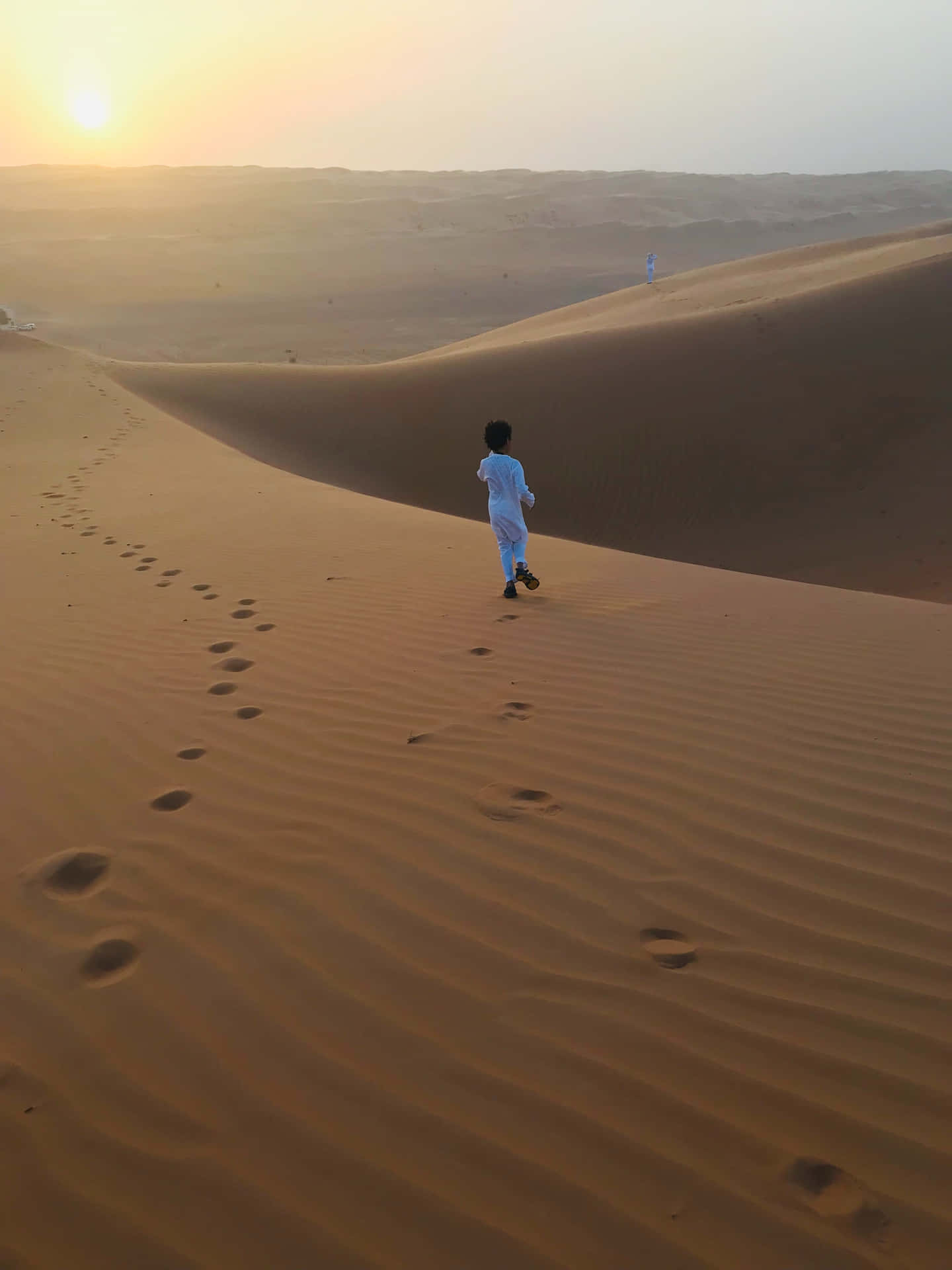 Niñomusulmán En El Desierto Fondo de pantalla
