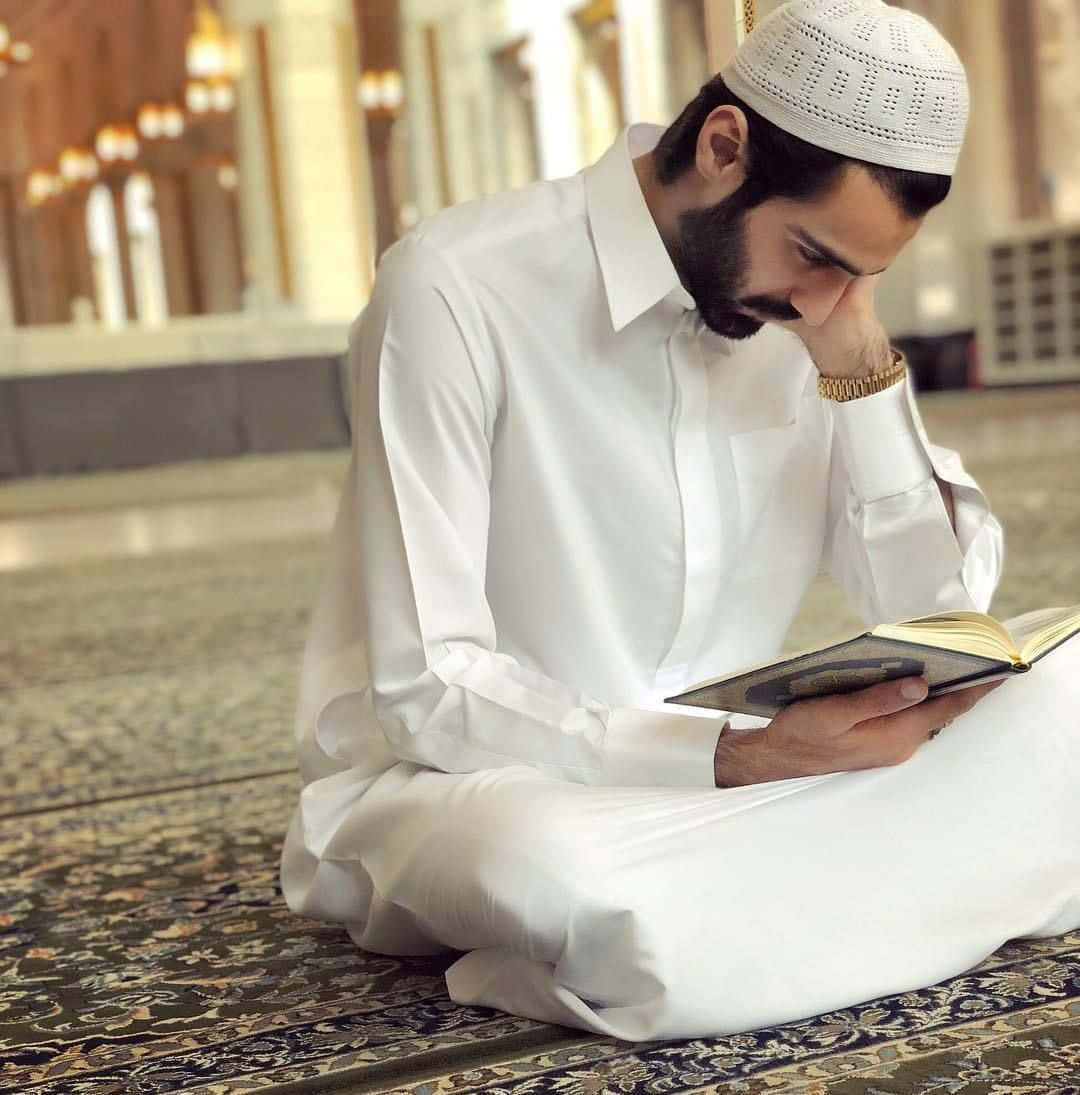MuslimJunge liest Quran Buch. Wallpaper