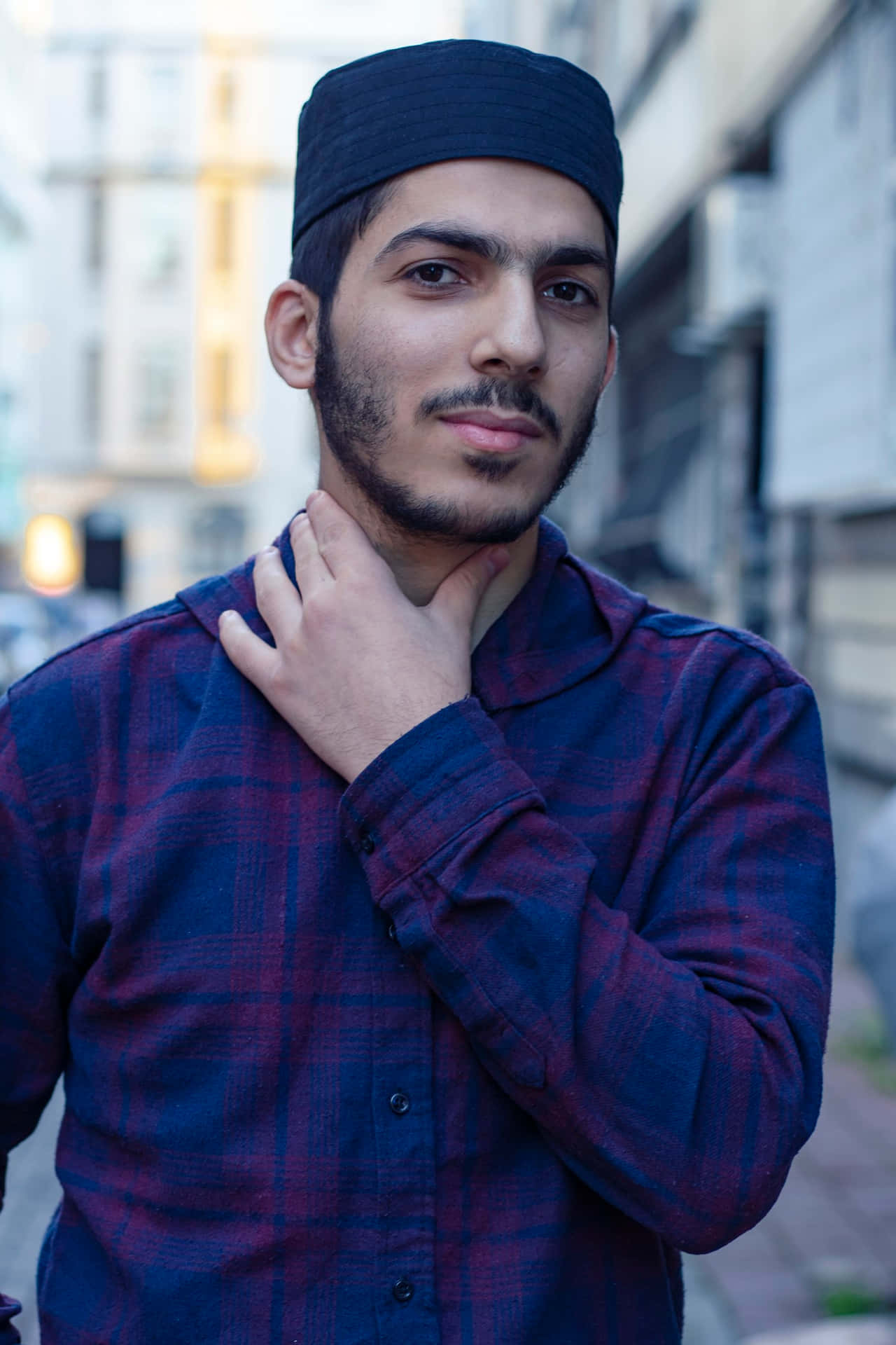 En muslimsk dreng, der rører halsen med pegefingeren Wallpaper