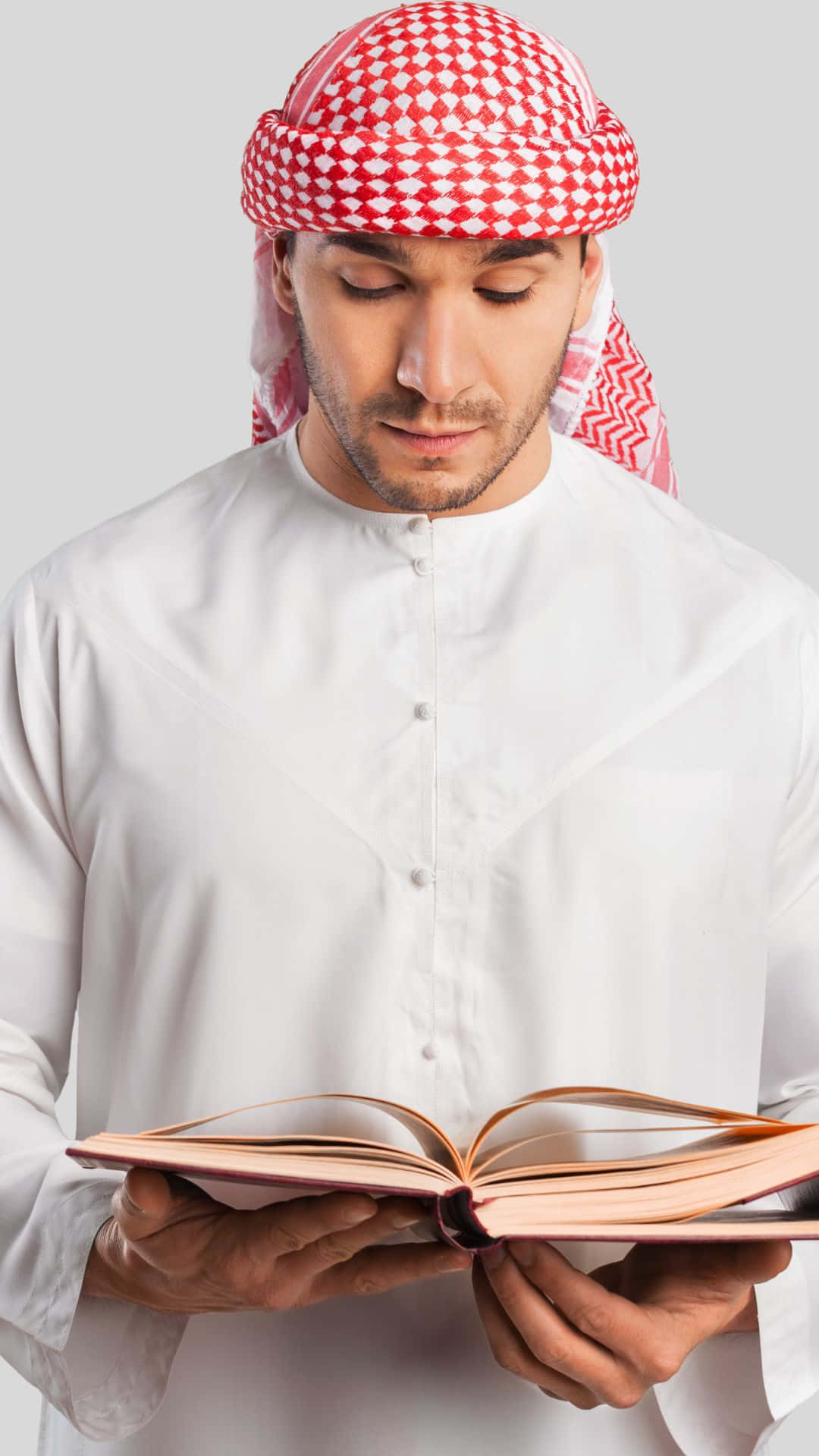 Muslimischerjunge Mit Kopftuch, Der Den Quran Liest Wallpaper