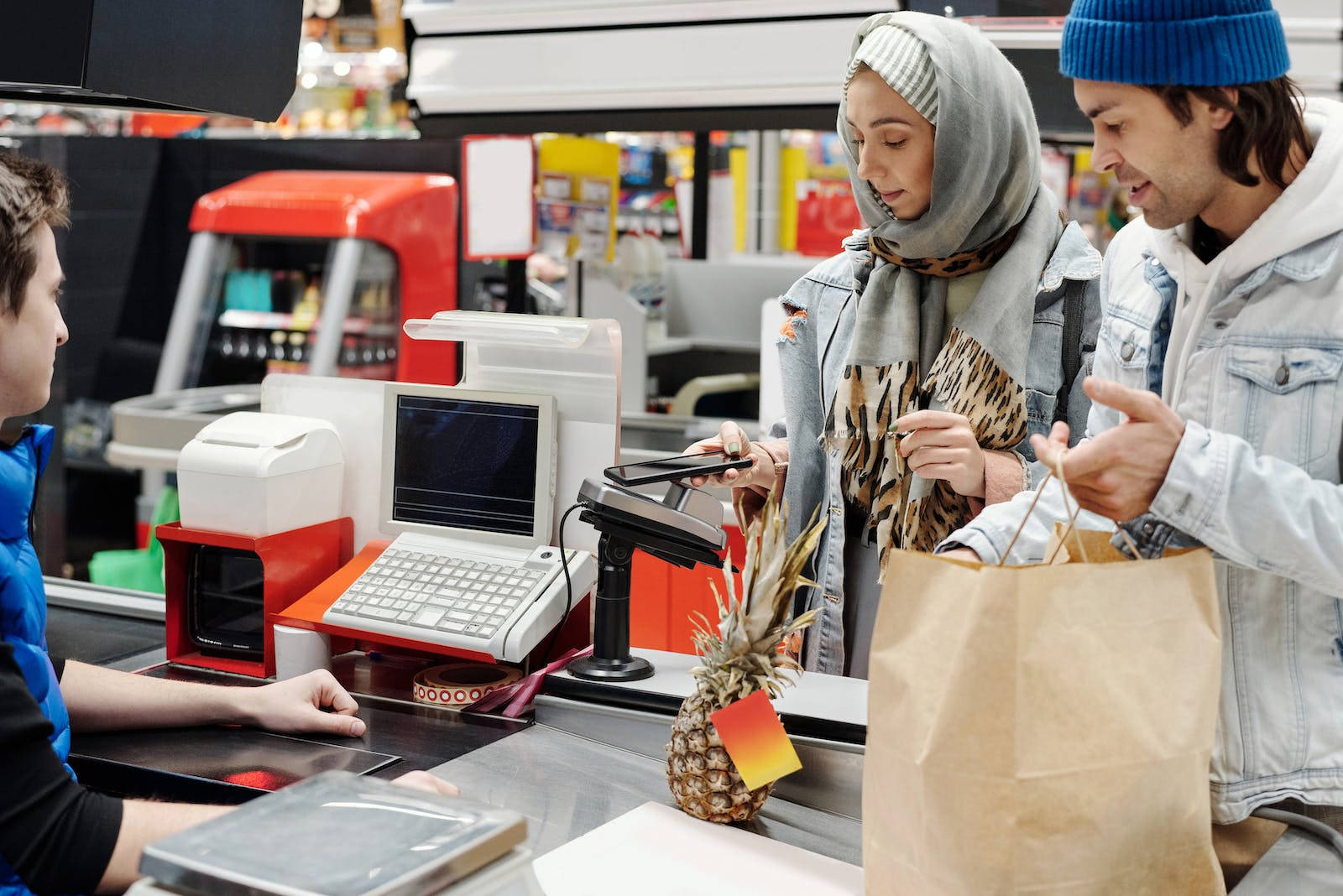 Muslimischespaar Im Supermarkt Wallpaper