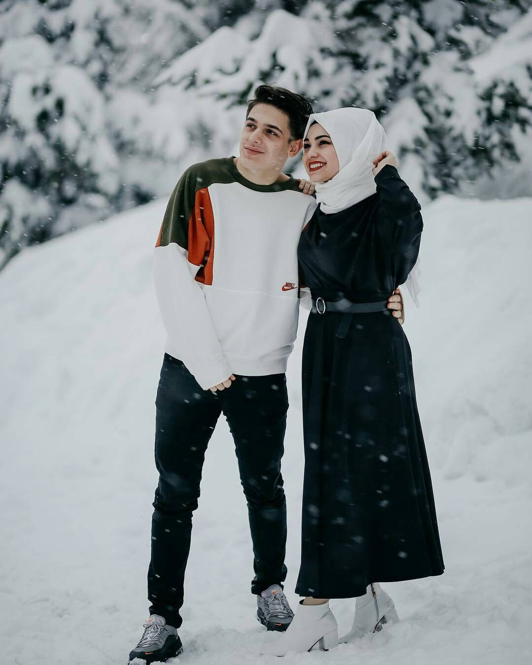 Muslimischespaar Winter-fotoshooting Wallpaper