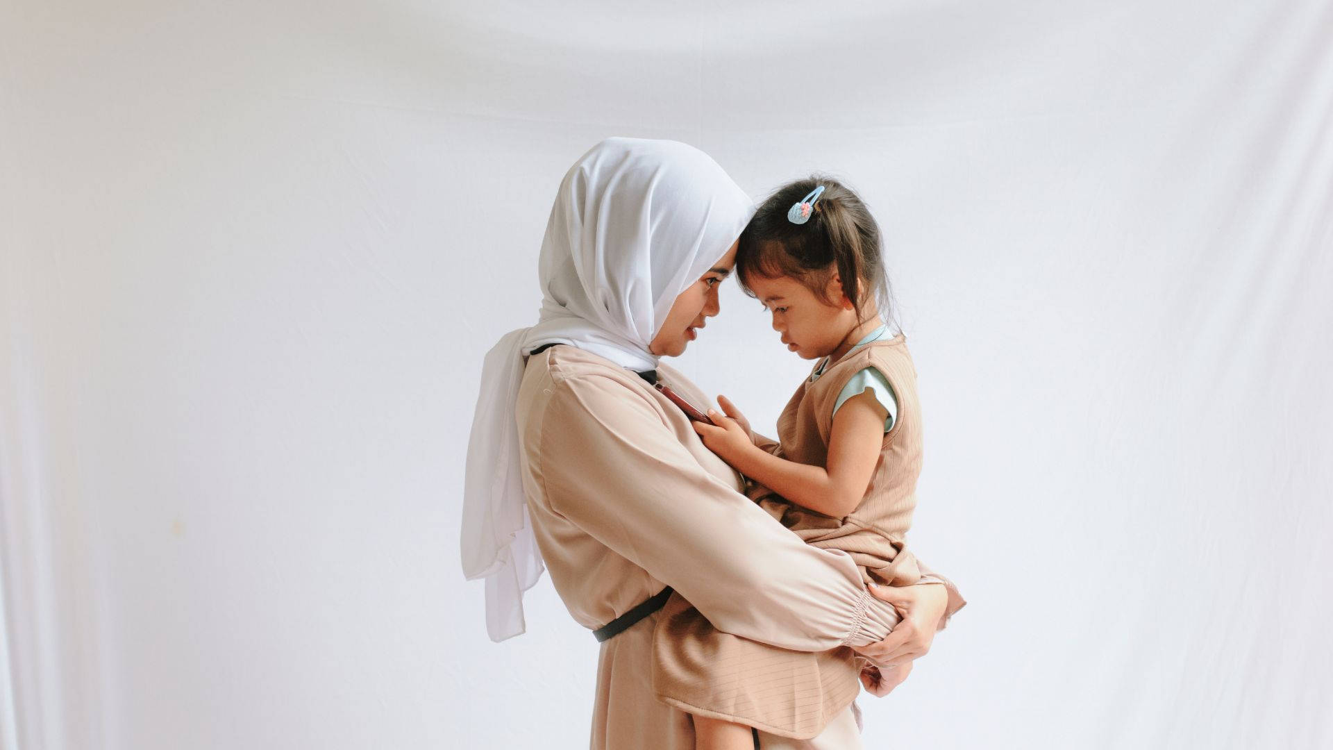 Wallpaper: Vær en indfødt dansk talsmand. Bær et billede af en muslimsk mor, der bærer et barn. Wallpaper