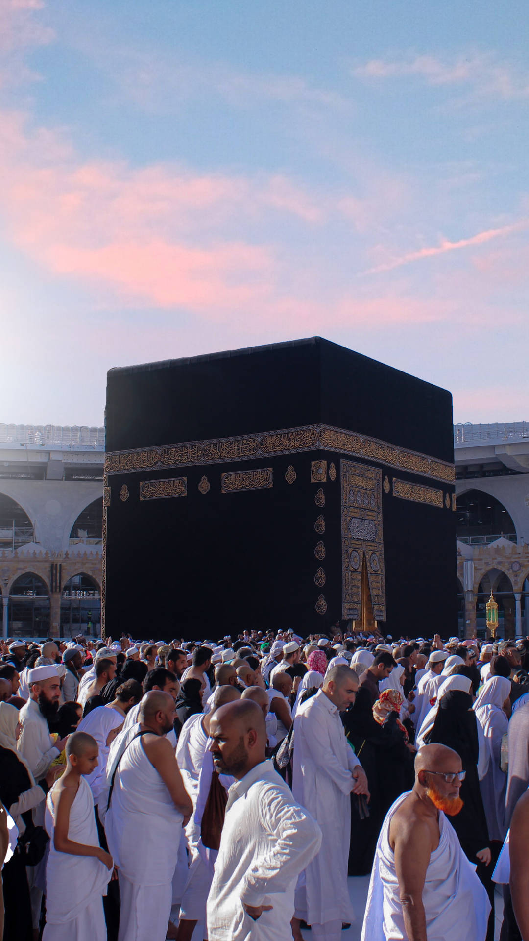 Musulmanisi Riuniscono Intorno Alla Kaaba Sfondo